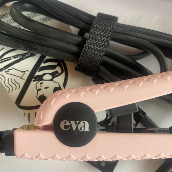 Eva Nyc Mini Healthy Heat Ceramic Styling Iron + Bag - Picture 3 of 6